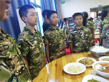 贛州中小學生軍事夏令營挑戰自我