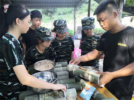 2020年獵豹特訓軍事夏令營竹筒飯制作中.jpg